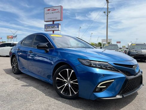 Used 2020 Toyota Camry SE image 2