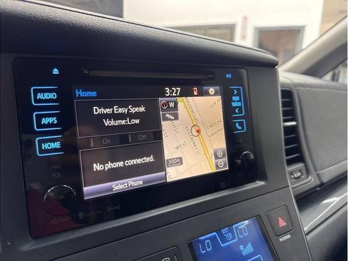 Used 2017 Toyota Sienna SE Premium FWD image 12