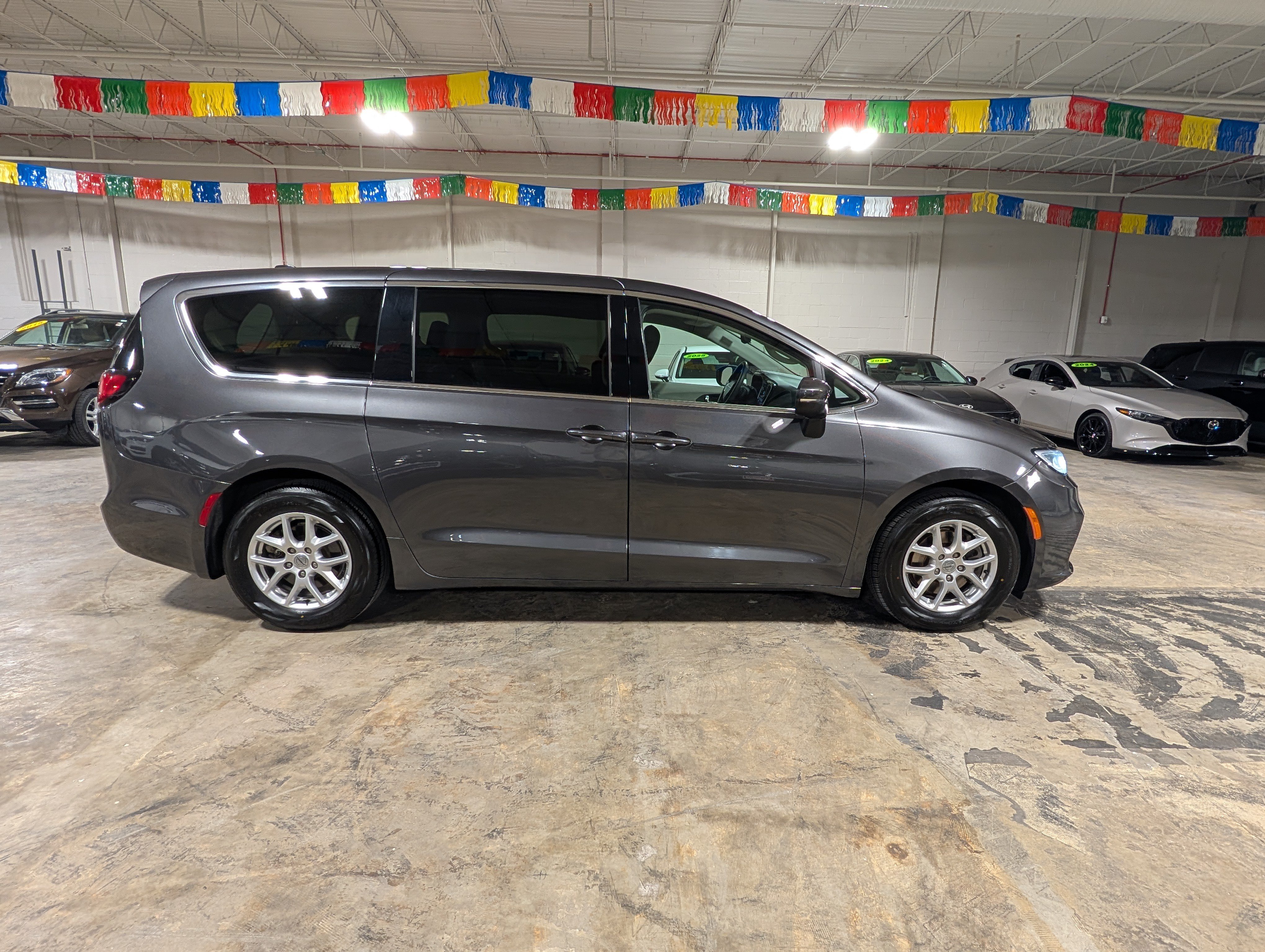 Used 2023 Chrysler Pacifica Touring-L FWD image 2