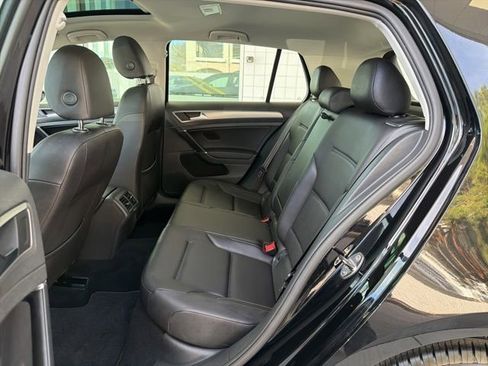 Used 2017 Volkswagen Golf SE image 19