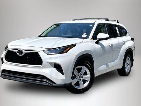 Used 2023 Toyota Highlander L FWD image 1