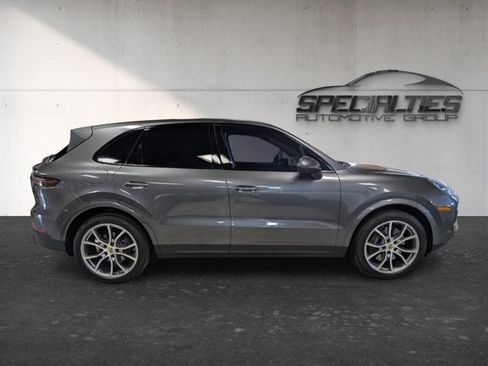 Used 2023 Porsche Cayenne w/ Premium Package AWD/4WD image 11