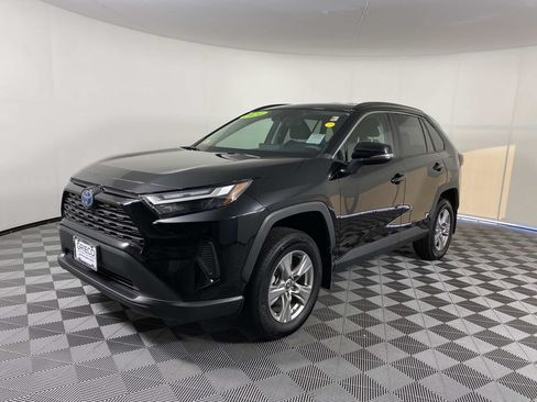 Used 2024 Toyota RAV4 LE AWD/4WD image 4