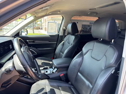 Used 2024 Kia Telluride LX FWD image 9