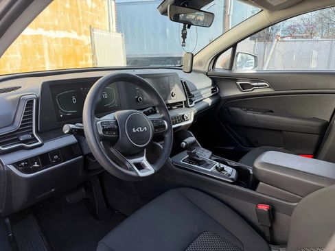 Used 2024 Kia Sportage LX image 9