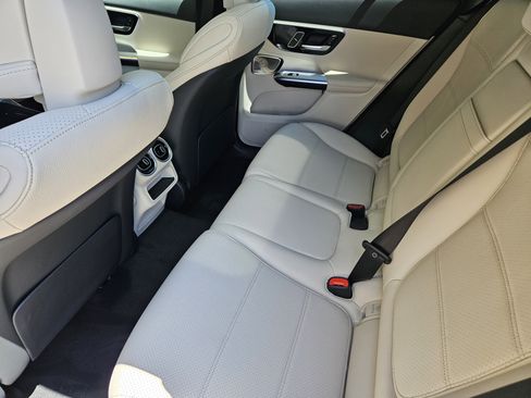 Used 2025 Mercedes-Benz GLC 300 image 30