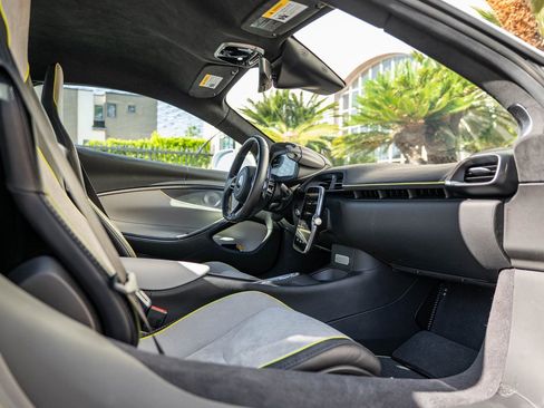 Used 2023 McLaren Artura image 10