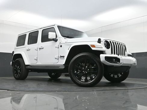 Used 2022 Jeep Wrangler Unlimited Sahara AWD/4WD image 25