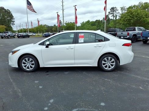 Used 2026 Toyota Corolla LE FWD image 3