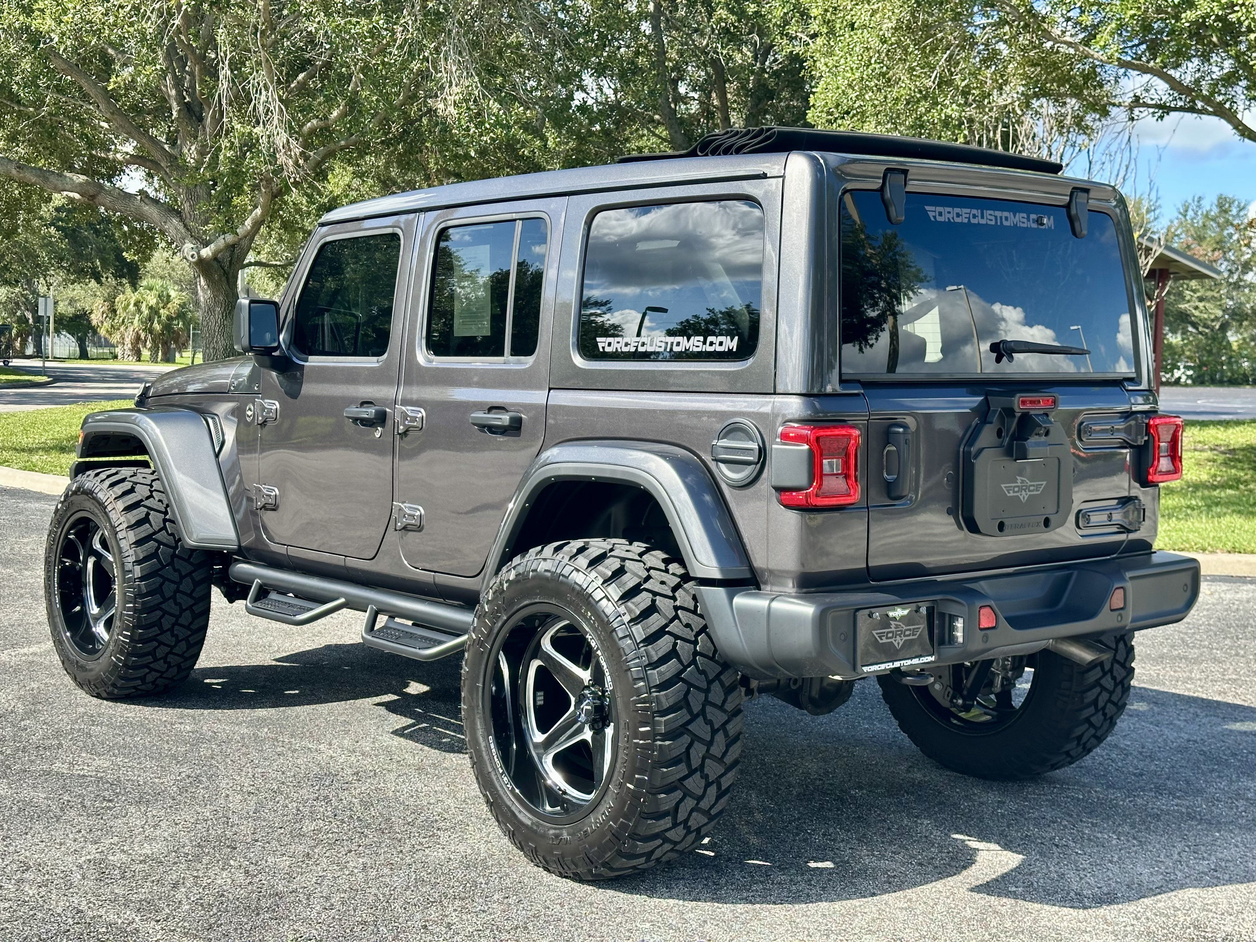 Used 2025 Jeep Wrangler Unlimited Sahara w/ Safety Group AWD/4WD image 4