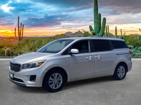 Used 2017 Kia Sedona LX w/ LX Essentials Premium Package FWD image 7