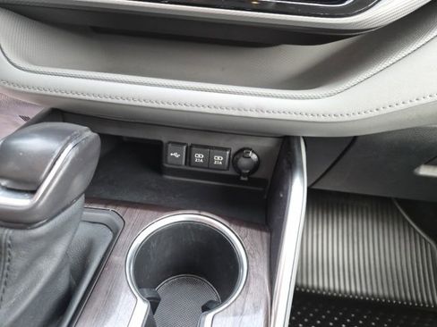 Used 2020 Toyota Highlander Platinum image 25