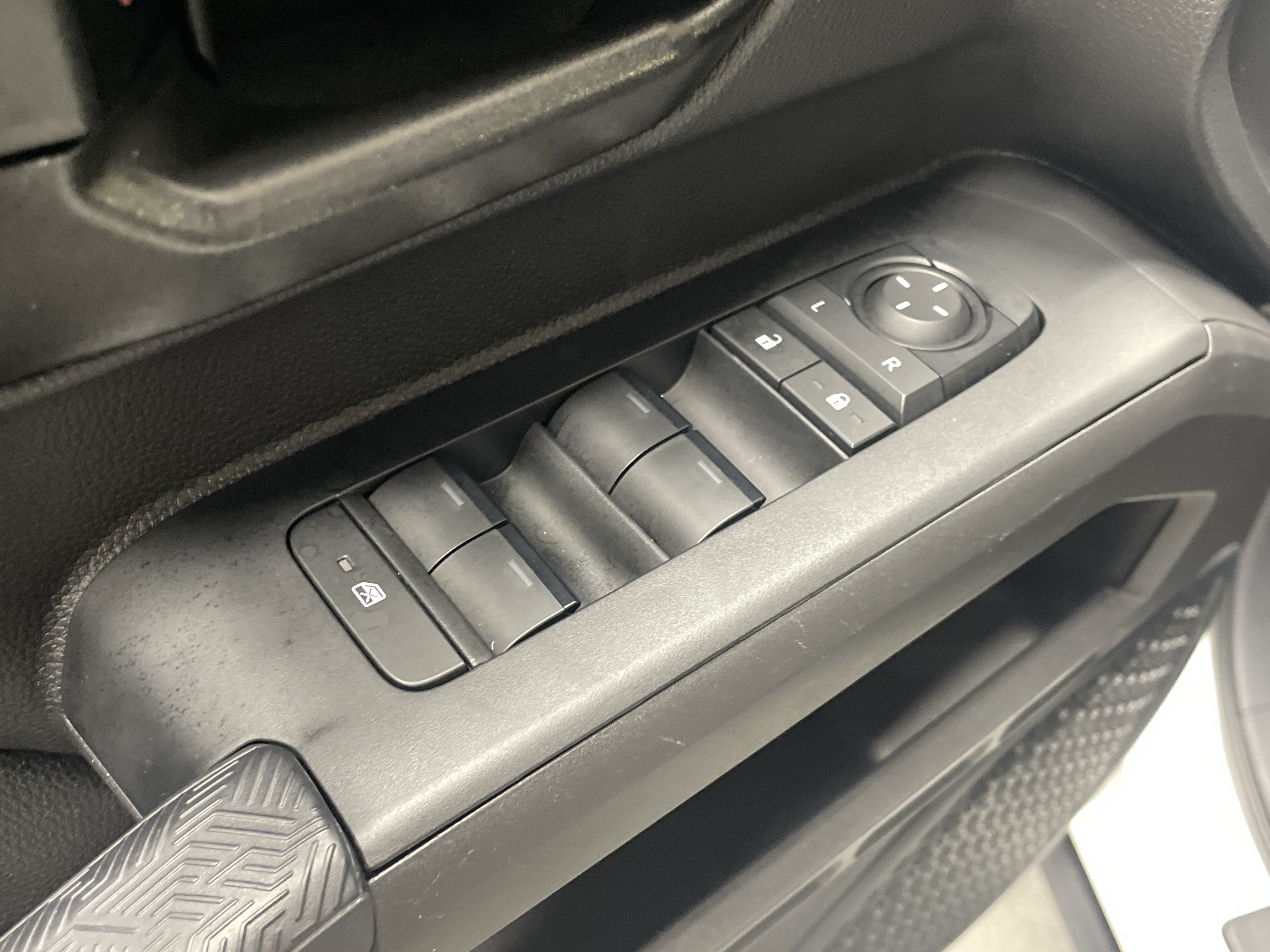 Used 2024 Toyota Tacoma SR5 AWD/4WD image 15