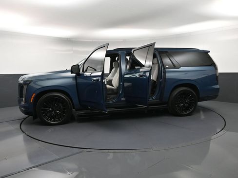 Used 2025 Cadillac Escalade ESV Sport Platinum AWD/4WD image 42