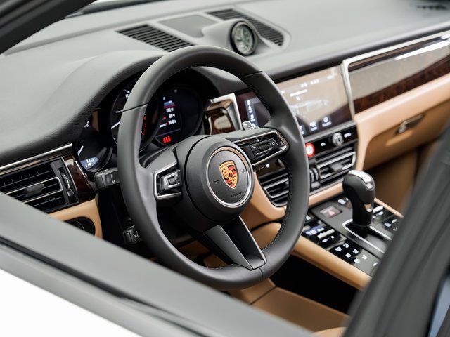 Certified 2026 Porsche Macan AWD/4WD image 9