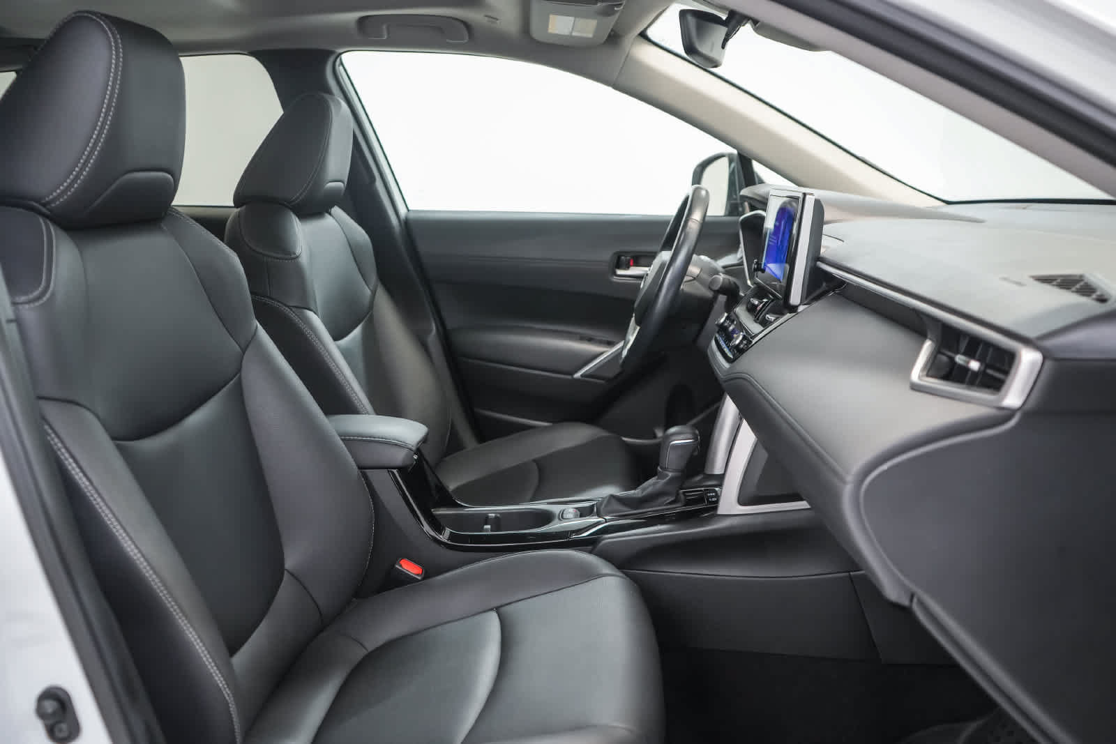 Used 2023 Toyota Corolla Cross XLE w/ Convenience Package FWD image 19