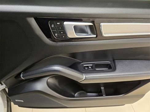 Used 2022 Porsche Cayenne Platinum Edition image 28