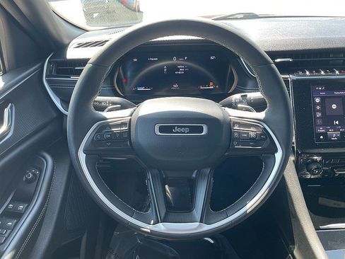 Used 2024 Jeep Grand Cherokee L Laredo image 14