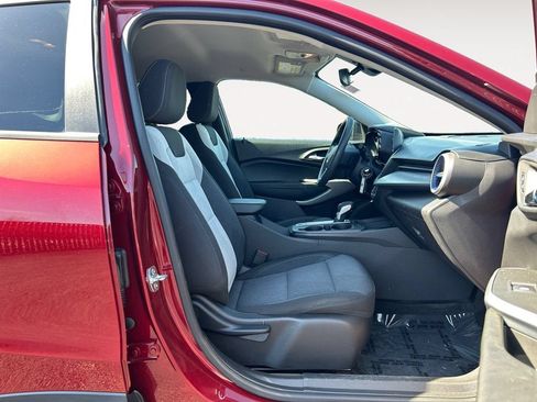 Used 2025 Chevrolet Trax LS FWD image 10