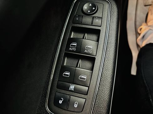 Used 2023 Chrysler 300 C RWD image 40