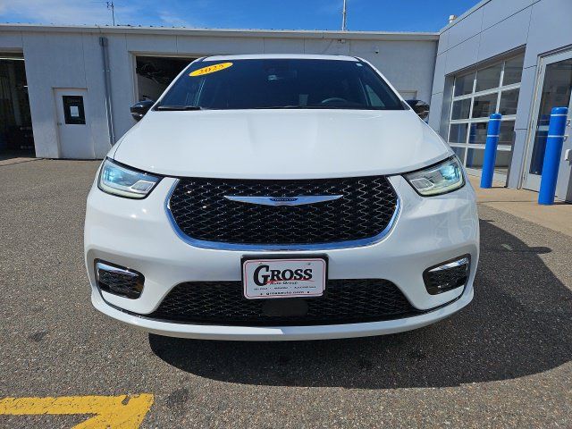 Used 2025 Chrysler Pacifica Select FWD image 3