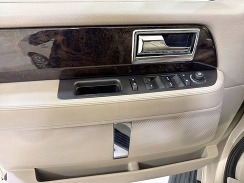 Used 2017 Lincoln Navigator Select RWD image 12
