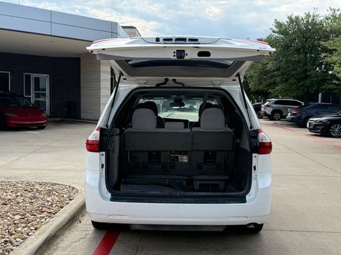Used 2019 Toyota Sienna LE w/ LE Preferred Package FWD image 7