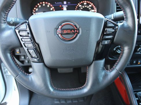Used 2022 Nissan Frontier PRO-4X image 11