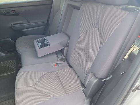 Used 2021 Toyota Highlander LE AWD/4WD image 18