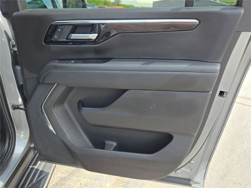 Used 2025 Chevrolet Suburban LT AWD/4WD image 9