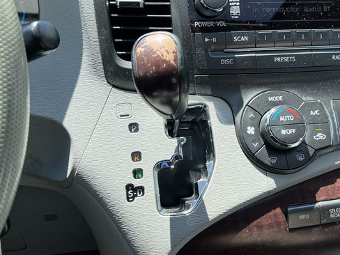 Used 2012 Toyota Sienna XLE FWD image 26