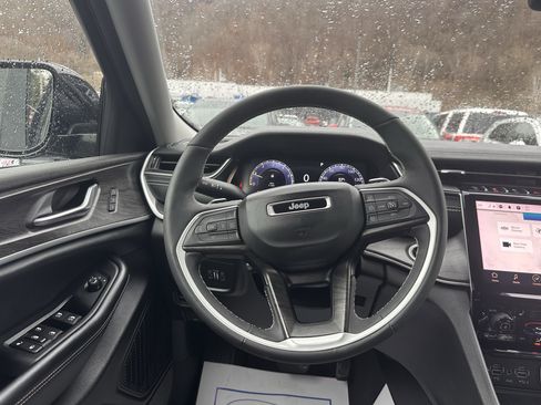 Used 2023 Jeep Grand Cherokee Limited w/ Luxury Tech Group II image 9