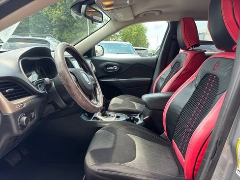 Used 2015 Jeep Cherokee Sport FWD image 13