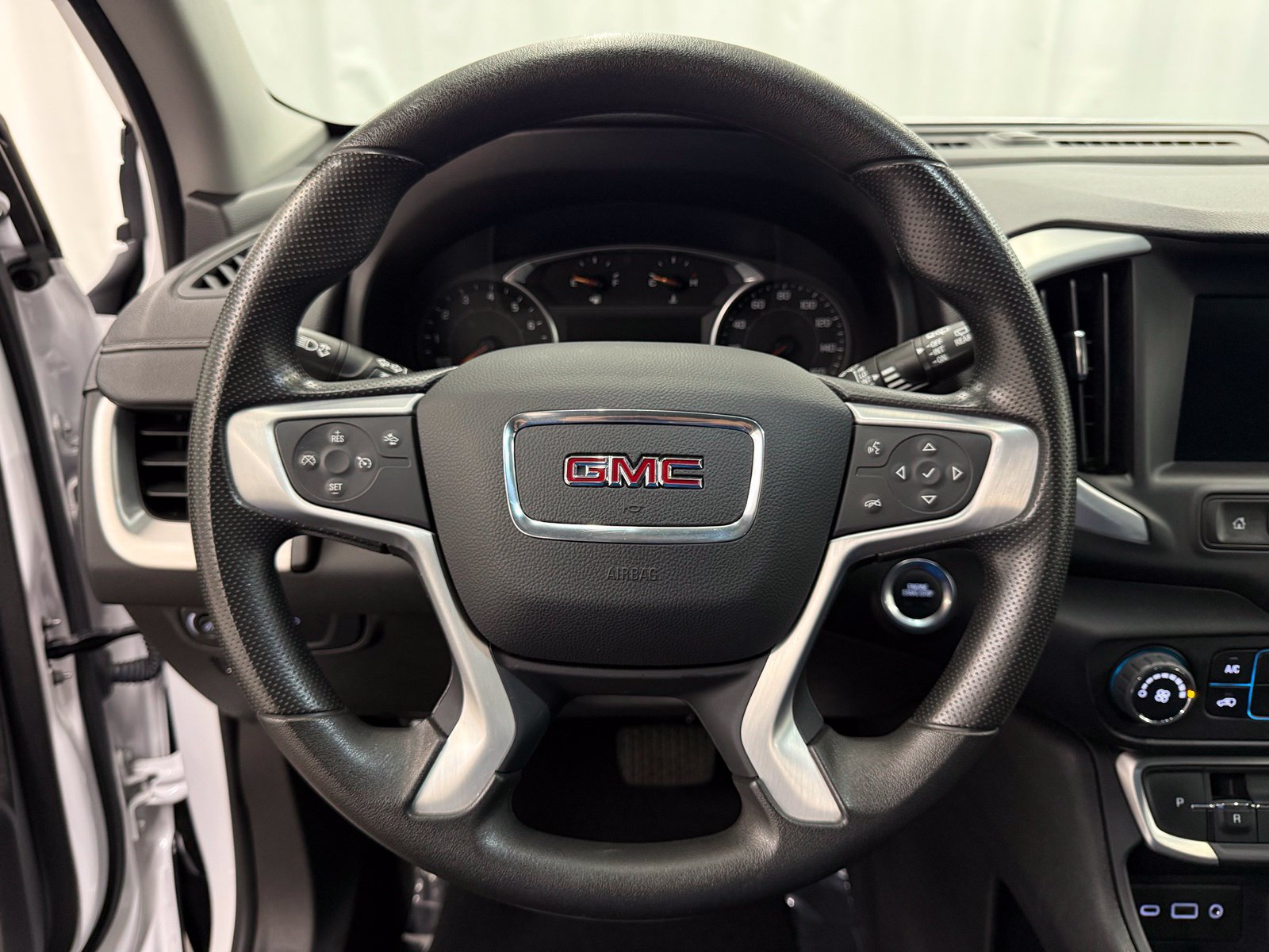 Used 2024 GMC Terrain SLE AWD/4WD image 12