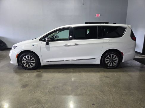 Used 2023 Chrysler Pacifica Limited FWD image 5