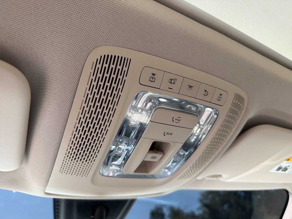 Used 2021 Mercedes-Benz GLB 250 w/ Premium Package image 31