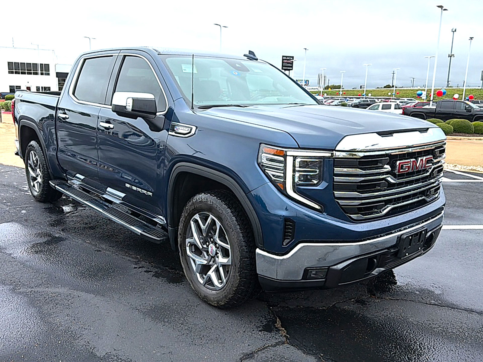 Used 2023 GMC Sierra 1500 SLT AWD/4WD image 3