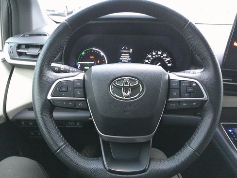 Used 2024 Toyota Sienna XLE image 19