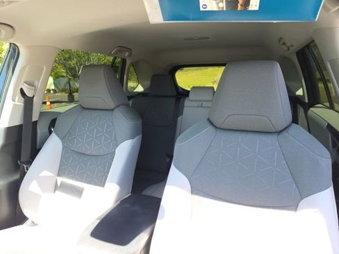 Used 2025 Toyota RAV4 XLE FWD image 28