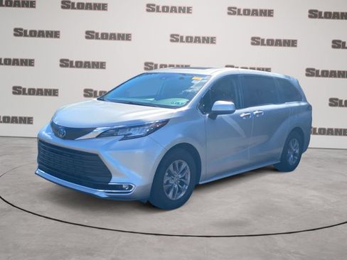 Used 2023 Toyota Sienna XLE AWD/4WD image 1
