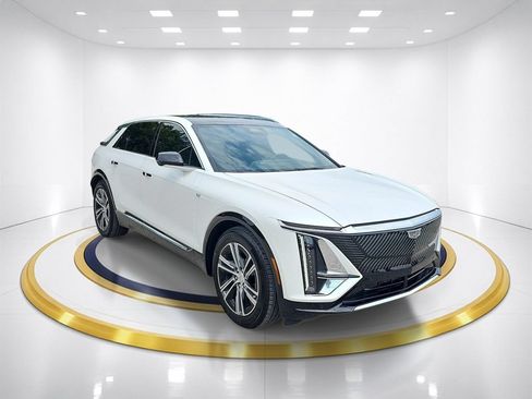 Used 2024 Cadillac Lyriq Luxury w/ LPO, Floor Liner Package RWD image 3