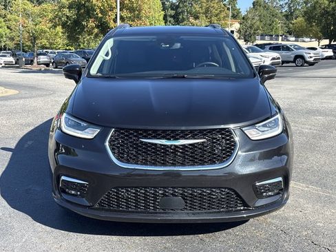 Used 2021 Chrysler Pacifica Touring-L FWD image 2