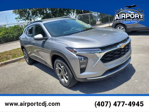 Used 2025 Chevrolet Trax LT FWD image 1