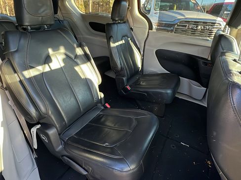Used 2020 Chrysler Pacifica Touring-L image 21