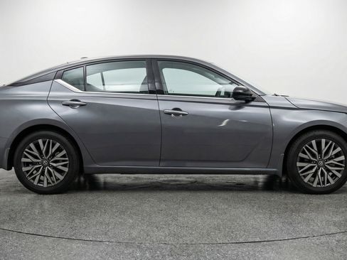 Used 2025 Nissan Altima 2.5 SV image 11