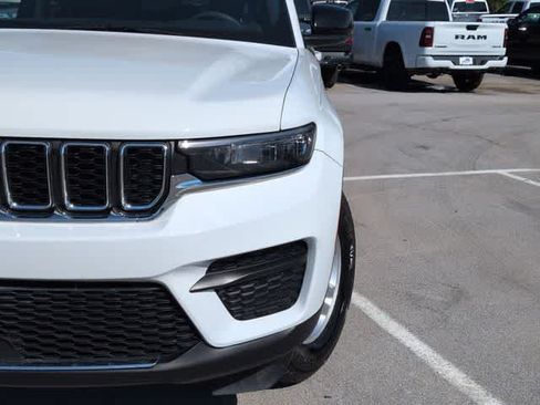 Used 2023 Jeep Grand Cherokee Laredo AWD/4WD image 11