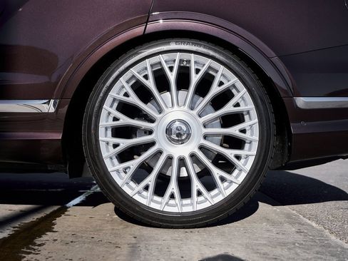 Used 2023 Bentley Bentayga Extended Wheelbase image 17