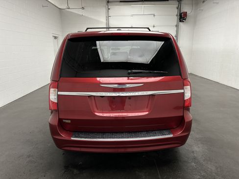 Used 2016 Chrysler Town & Country Touring FWD image 7