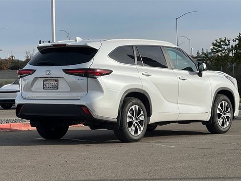 Used 2025 Toyota Highlander XLE image 5