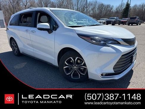 Used 2025 Toyota Sienna Platinum image 1